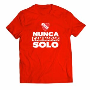 Remera Nunca Caminaras Solo